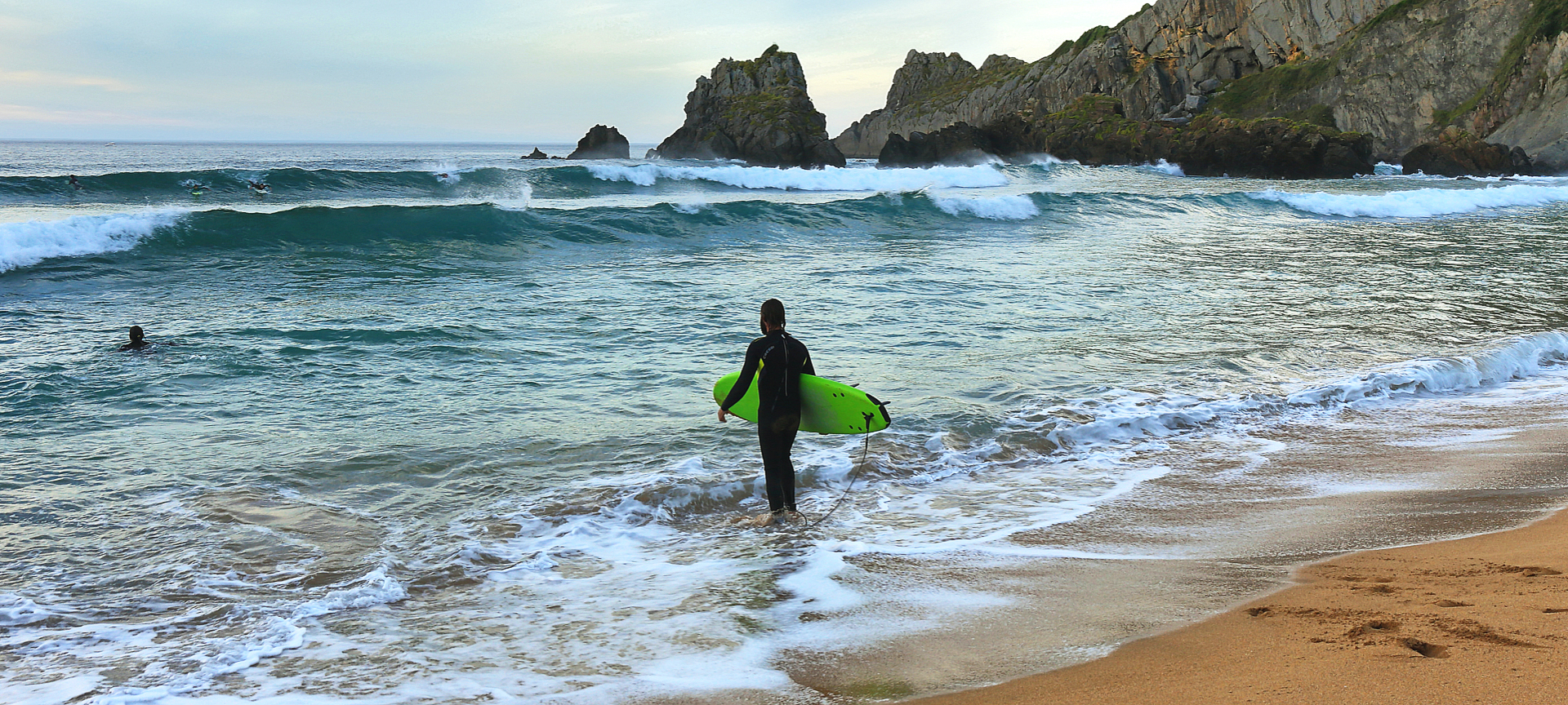 Surfer am Strand von Laga, Biskaya (Baskenland)