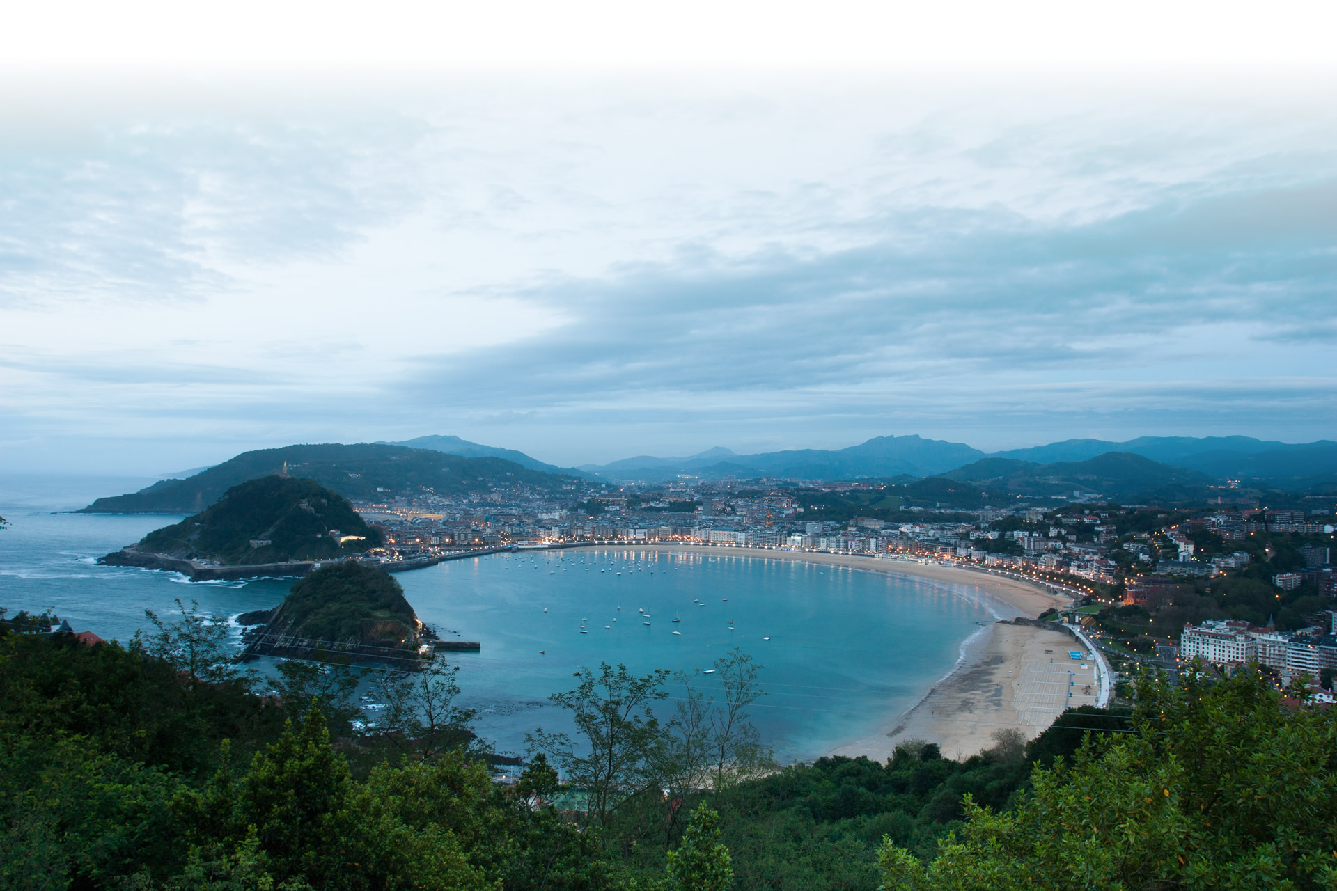 Blick auf den Strand La Concha vom Monte Igueldo bei Nacht. San Sebastián