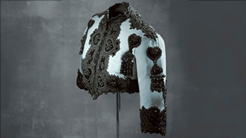 Giacca a girocollo e maniche a tre quarti, 1947. Realizzata in Spagna, Balenciaga trae ispirazione dalle giacche tradizionali dei toreri © Cristobal Balenciaga Museoa