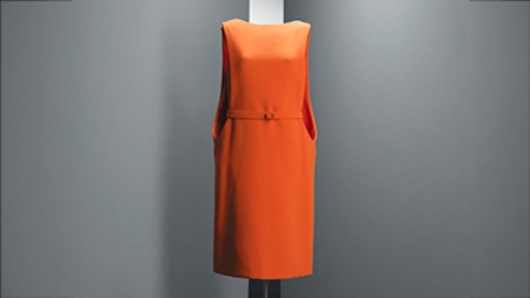 Abito da giorno in crêpe di lana arancione, lunghezza al ginocchio, con scollo a girocollo a maniche corte. Parigi, intorno al 1968 © Cristobal Balenciaga Museoa