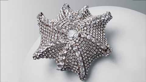 Spilla a forma di stella marina dal design asimmetrico, con otto nervature radiali di cristalli di taglio pera che si diramano da un cristallo ovale di Boemia © Cristobal Balenciaga Museoa