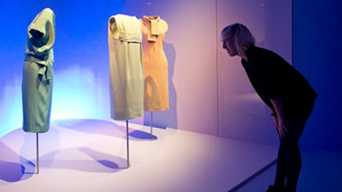 Un visitatore alla mostra di abiti di Cristobal Balenciaga presso il Cristobal Balenciaga Museoa © Turismo de Bilbao