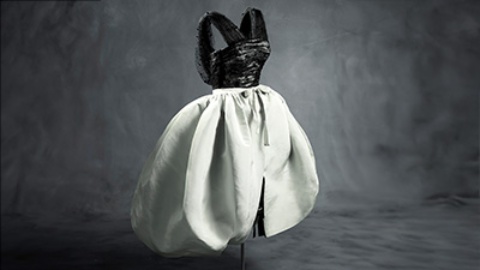 Completo composto da abito e sopragonna. Realizzato negli atelier di Parigi e presentato nella collezione invernale del 1956 © Cristobal Balenciaga Museoa