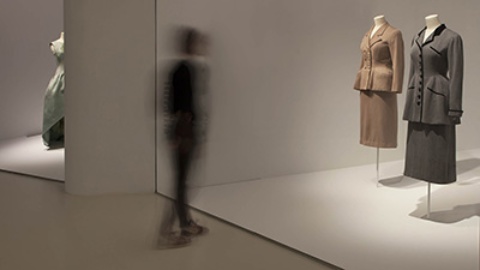Un visitatore alla mostra su Balenciaga “Carácter” presso il Cristobal Balenciaga Museoa © Cristobal Balenciaga Museoa