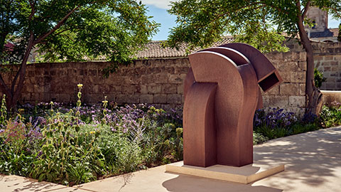 Elogio del vuoto VI (2000) di Eduardo Chillida presso Hauser &amp; Wirth Minorca