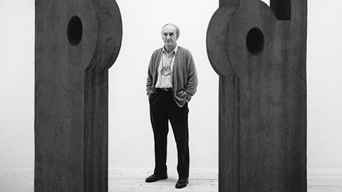 Eduardo Chillida vicino all'opera Omaggio a Balenciaga, 1990