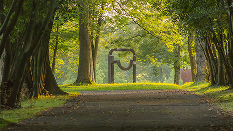 Arco della libertà (acciaio corten, 1993) in un tramonto d'estate