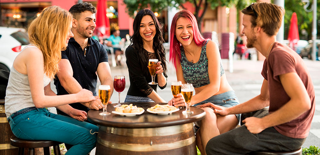 Turistas tomando tapas