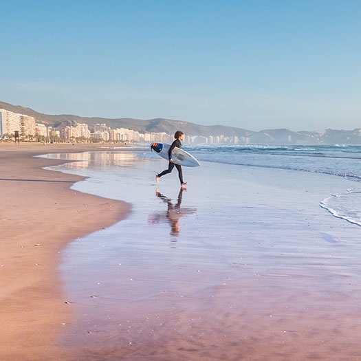 Surfista en la playa de Cullera en Valencia