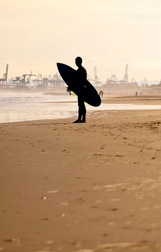 Surfista en la playa de la Malvarrosa en Valencia