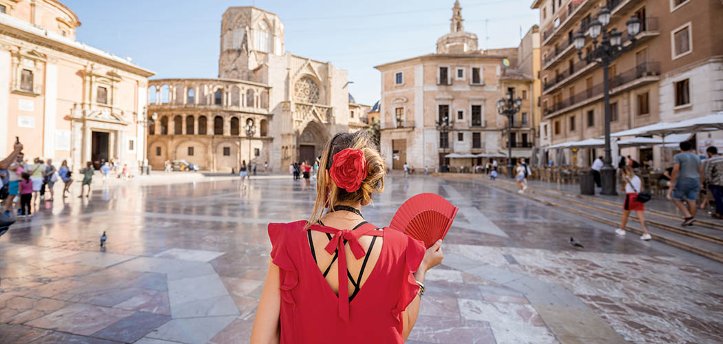 Turista en la plaza de la Virgen en Valencia