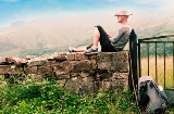 Peregrino descansando en el Camino de Santiago