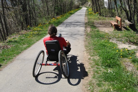 Personne à mobilité réduite sur une voie verte