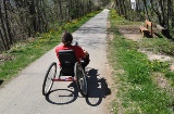 Personne à mobilité réduite sur une voie verte