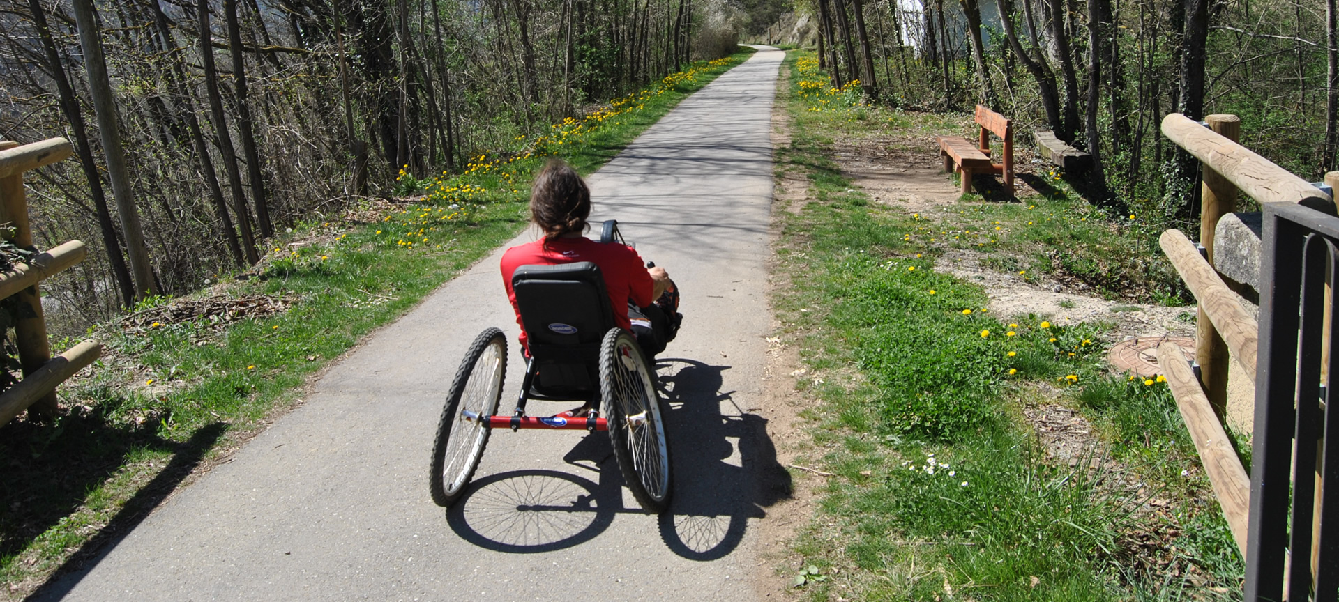 Personne à mobilité réduite sur une voie verte Personne à mobilité réduite sur une voie verte