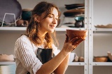Kunsthandwerkerin bei der Arbeit in ihrer Werkstatt