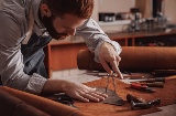 Artisan manipulant le cuir