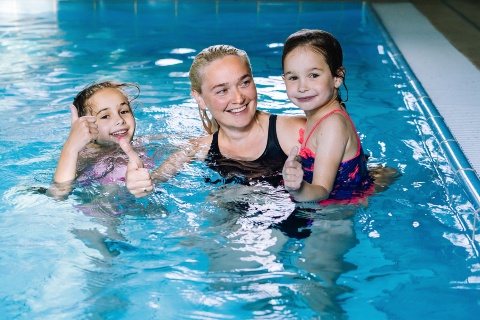 Família curtindo a piscina