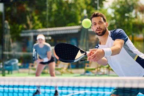 Giocatori di padel all'aperto