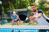 Joueurs de padel en extérieur