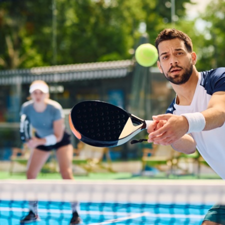 Jogadores de padel ao ar livre