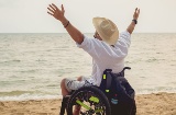 Personne handicapée en fauteuil roulant sur la plage
