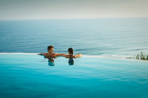 Turisti che si rilassano in piscina