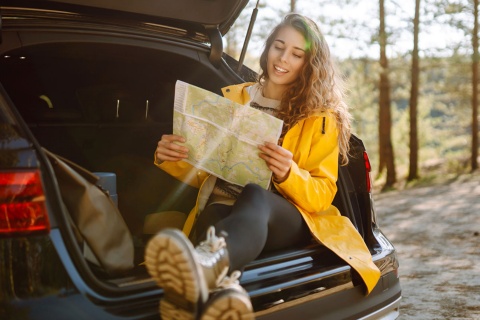 Turista consultando un mapa