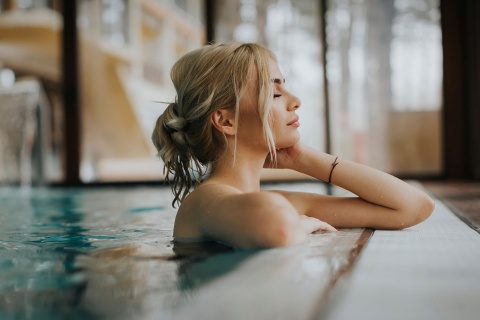 Turista relaxando na piscina