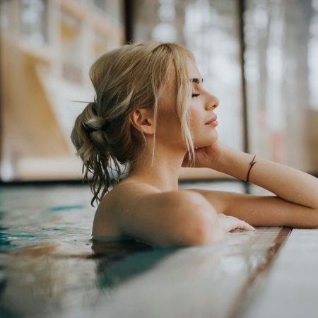 Turista relajándose en la piscina