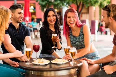 Touristes sur une terrasse