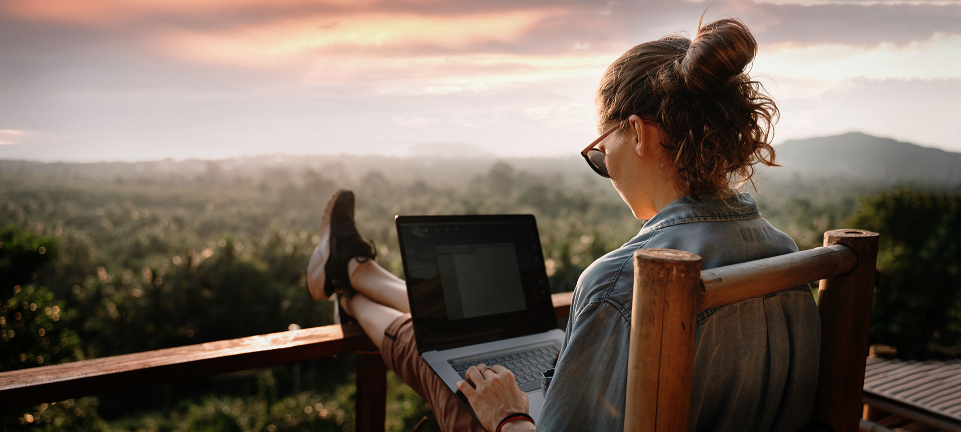 Une femme travaillant avec vue sur la nature Une femme travaillant avec vue sur la nature