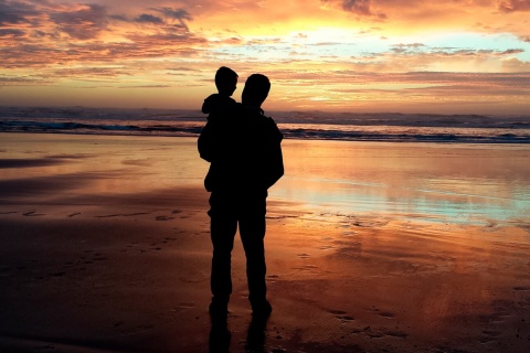 Vater und Sohn am Strand