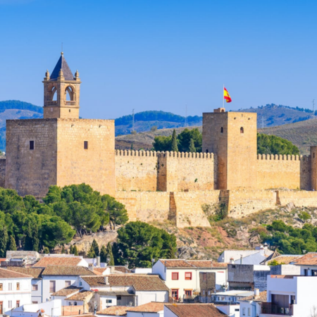 Widok na Alcazabę w miejscowości Antequera, w prowincji Malaga, Andaluzja