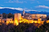 Vista geral de La Alhambra ao amanhecer, em Granada (Andaluzia)