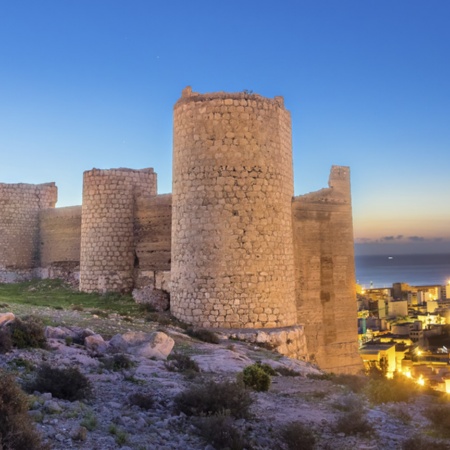 Alcazaba nad panoramą Almerii (Andaluzja)