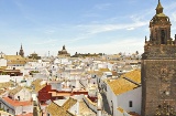 Turm der Kirche San Bartolomé über den Dächern von Carmona (Sevilla, Andalusien)