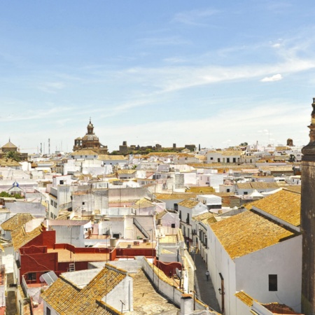 La torre de la Iglesia de San Bartolomé preside la panorámica de Carmona (Sevilla, Andalucía)
