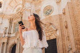 Turista nella cattedrale di Santa Cruz di Cadice, Andalusia