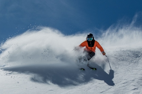 Skifahrer bei der Abfahrt auf den Pisten der Sierra Nevada in Granada, Andalusien