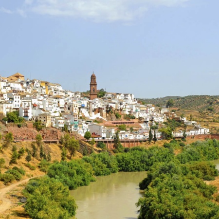 Blick auf Montoro (Córdoba, Andalusien) am Guadalquivir