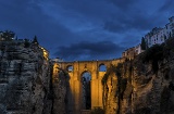 Dere berühmte Puente Nuevo von Ronda, bei Nacht (Málaga, Andalusien)