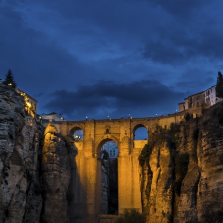 Dere berühmte Puente Nuevo von Ronda, bei Nacht (Málaga, Andalusien)