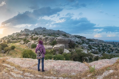 Une personne admire le Torcal d’Antequera à Malaga, Andalousie