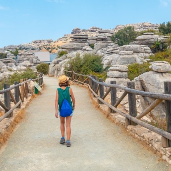 Turysta w Torcal de Antequera, Malaga