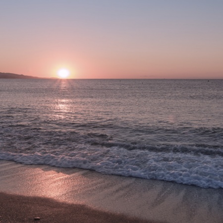 Zachód słońca na plaży w Torre del Mar (prowincja Malaga, Andaluzja)