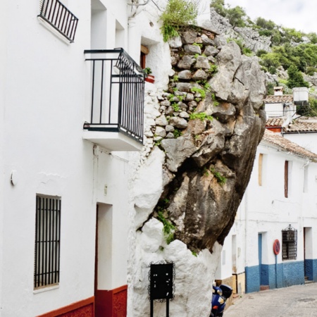 Dom nazywany „el peñón de la Becerra” w Ubrique (prowincja Kadyks, Andaluzja)