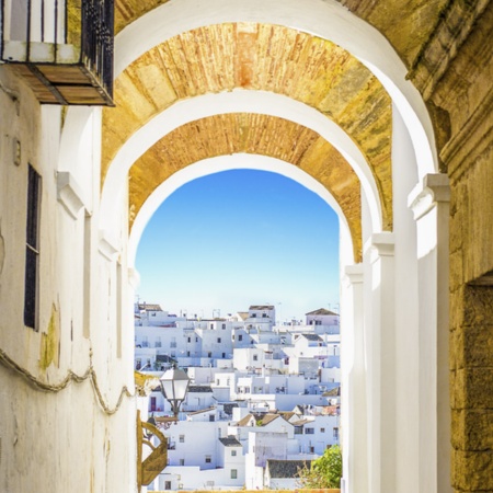 Rue typique et vue panoramique de Vejer de la Frontera (province de Cadix, Andalousie)