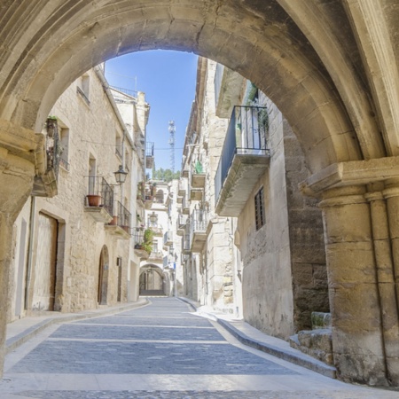 Una calle del centro de Calaceite (Teruel, Aragón)