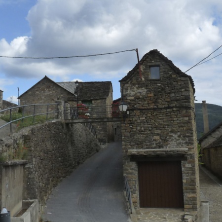 Barrio de la Iglesia de Castiello de Jaca (Huesca, Aragón)